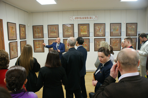 Экскурсию проводит вице президент Академии народного искусства белорус Годлевский Георгий Николаевич