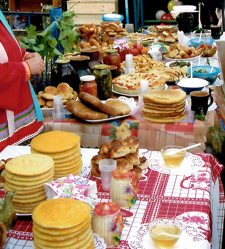 Красна изба пирогами и фестивальными блинами: с медом, сметаной, вареньем