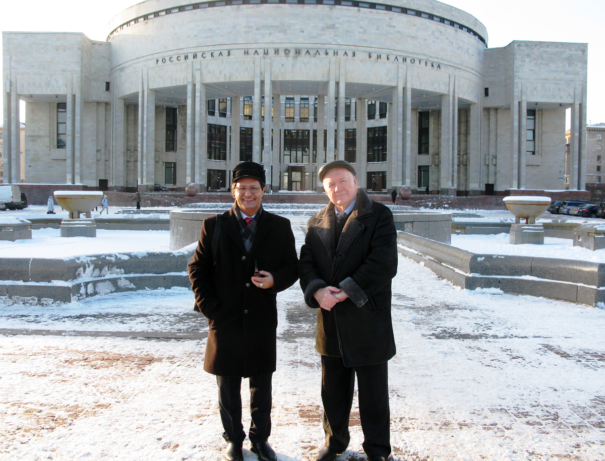 Доктор Усама Эль-Серуи и Пензин В.П. на фоне главного фасада Российской Национальной Библиотеки