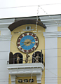 Часы на башне университета с вращающимися фигурами, с исполнением гимна университета на латинском и белорусском языках