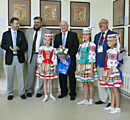 Подарки московским гостям вручили девочки в национальных костюмах