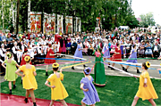 Театрализованное выступление детского ансамбля г. Спасска перед зрителями фестиваля