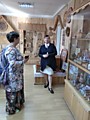 Главный художник фабрики Городецкой росписи проводит экскурсию