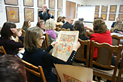 Участники и зрители круглого стола смогли подержать раритетные листы из альбома Ровинского 1881г.