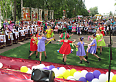 Театрализованное выступление детского ансамбля г. Спасска перед зрителями фестиваля